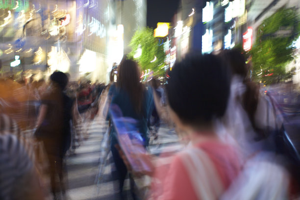 在东京行走的模糊人群图片下载