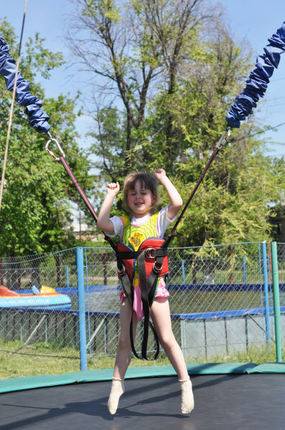 蹦极上的女孩。图片下载