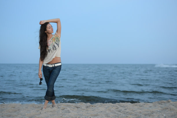 沙滩上的女孩图片下载