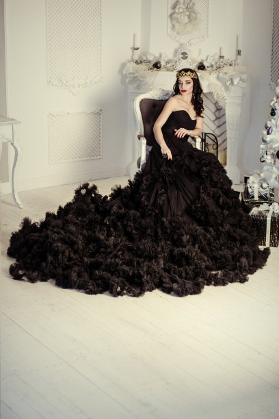 穿着华贵衣服的漂亮年轻女子图片下载