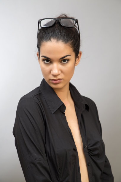 戴眼镜的漂亮年轻女人图片下载