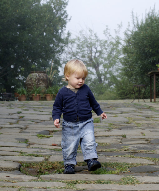 蹒跚学步的孩子蹒跚学步。图片下载