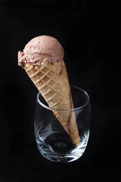 杯装巧克力口味的蛋卷冰淇淋图片下载