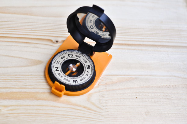 指南针在黑板上。图片下载
