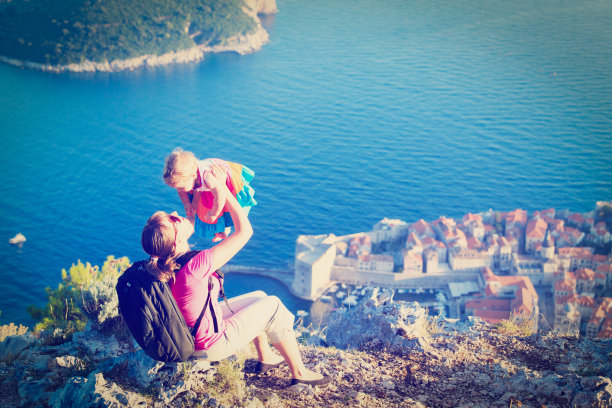 母亲和小女儿在欧洲旅行图片下载