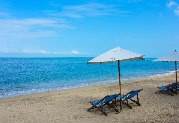 沙滩上的沙滩椅和蓝天图片下载