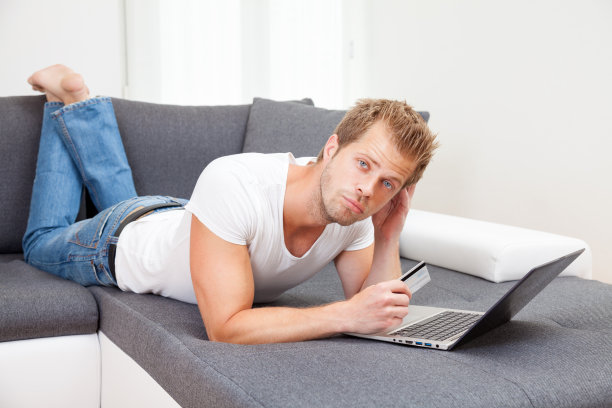 在舒适的家中进行网上购物图片下载