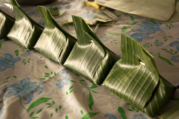 黄咖喱海鲜用香蕉叶蒸，味道鲜美图片下载