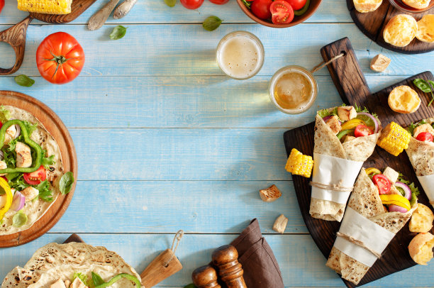 玉米饼配烤鸡柳、啤酒和蔬菜图片下载