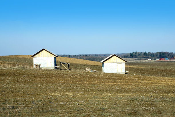 带两栋房子的耕地景观图片下载