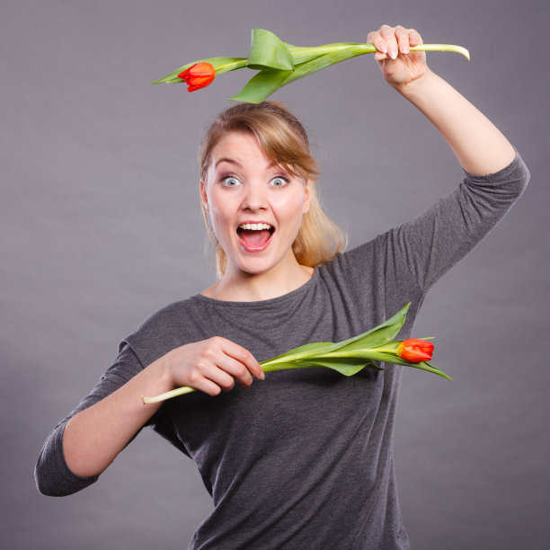 顽皮的女孩玩花郁金香。图片下载