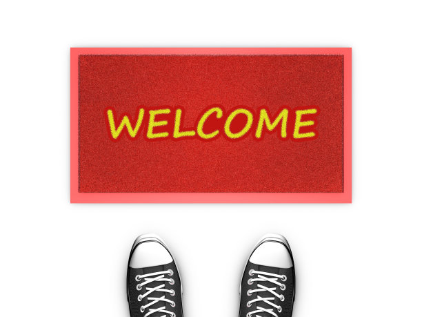鞋子前面有一张欢迎的红色门地图。图片下载