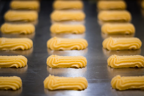 在钢板上的生糕点图片下载