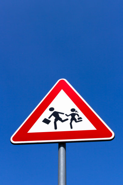 人行横道的学生图片下载