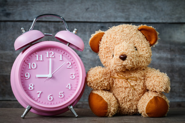 看木头上的粉红和可爱的泰迪熊素材图片