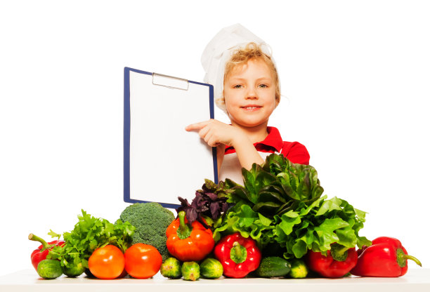 穿着厨师制服拿着菜单的小男孩图片下载