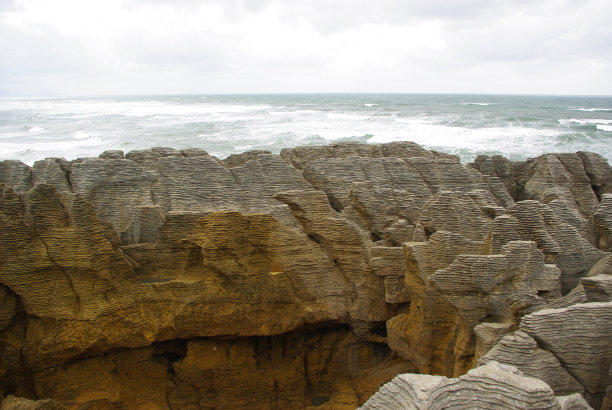 海浪拍打岩石的景色图片下载