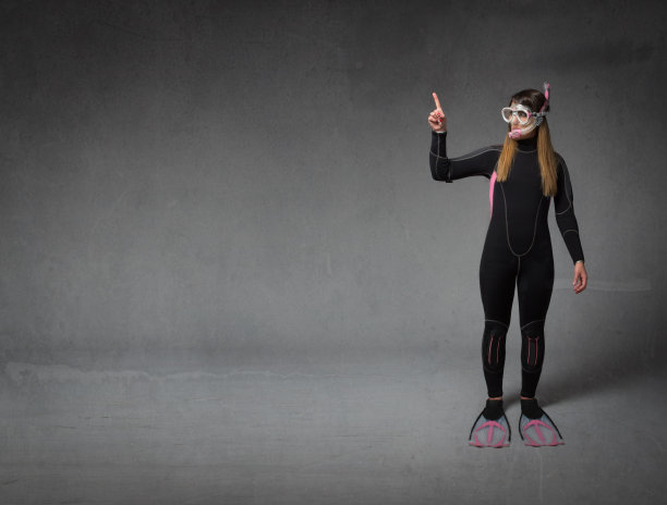 潜水员用手指指了指图片下载