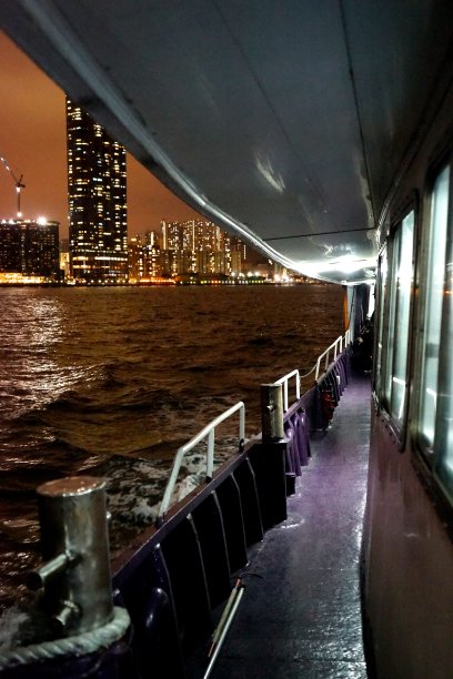 乘渡轮前往九龙半岛图片下载