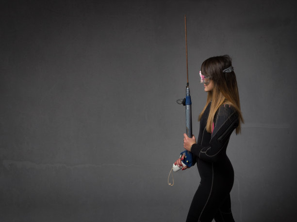 戴着武器的潜水员，像特工一样图片下载