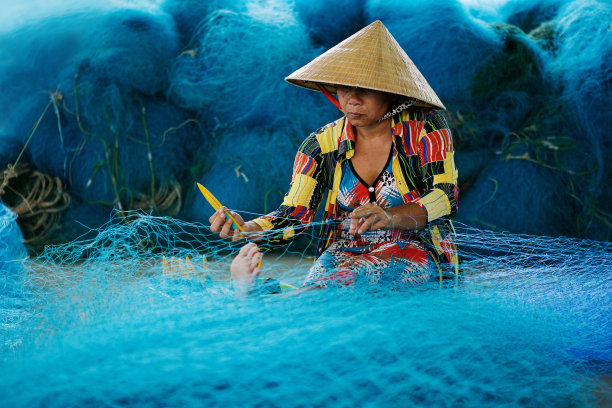 越南湄公河三角洲薄寮省的渔网修补素材图片