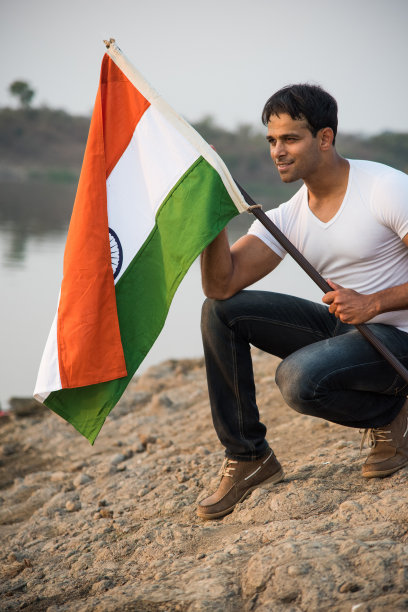 印度年轻人挥舞着印度国旗图片下载