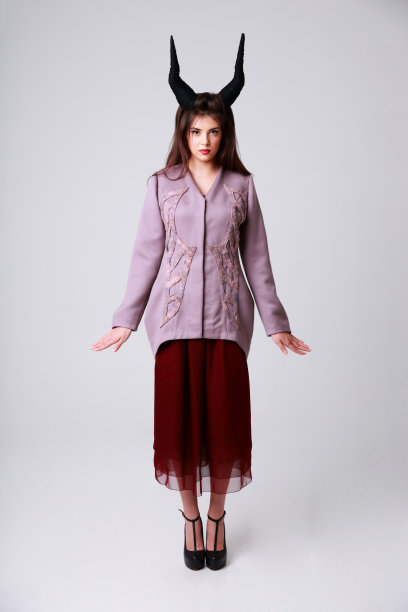 一个年轻时髦的女人的肖像图片下载