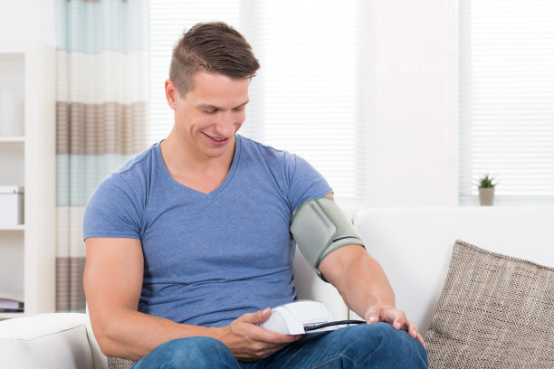 沙发上的男人在检查血压图片下载