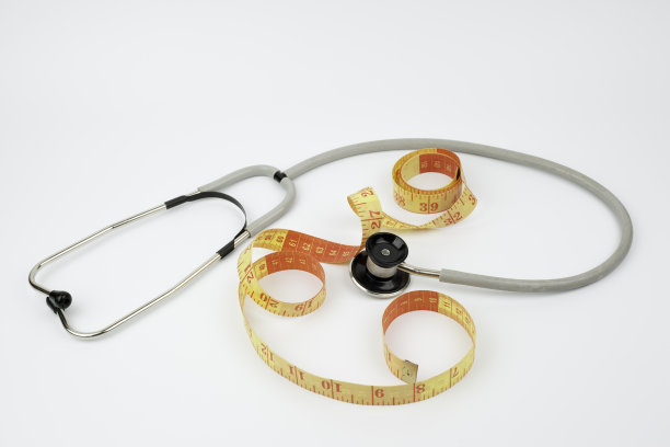 听诊器和剪裁仪在白色背景上图片下载