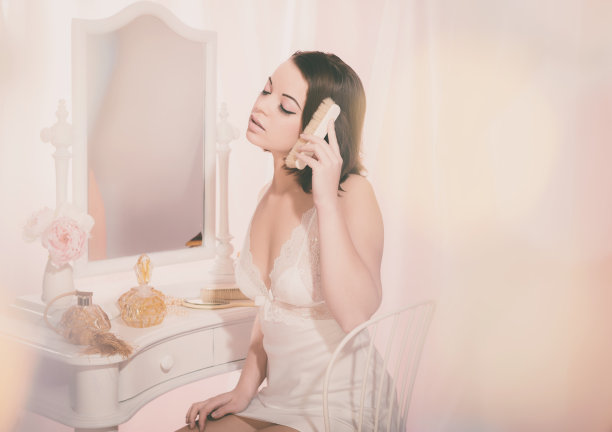 性感的女人在睡衣梳她的头发图片下载