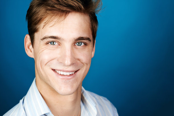 快乐微笑的男人图片下载