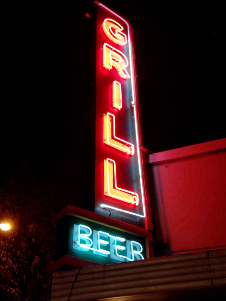 老式霓虹灯在晚上酒吧和烧烤啤酒夜生活图片下载