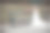 年轻漂亮的新娘坐在公园的长椅上图片下载