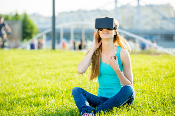 女人在公园图片下载