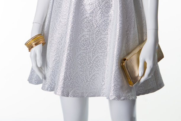 白色人体模特身穿银色连衣裙，配有配饰。图片下载