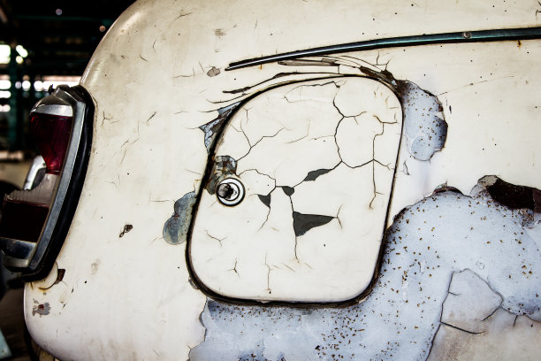 近景锈迹斑斑的旧燃油盖的老爷车图片下载