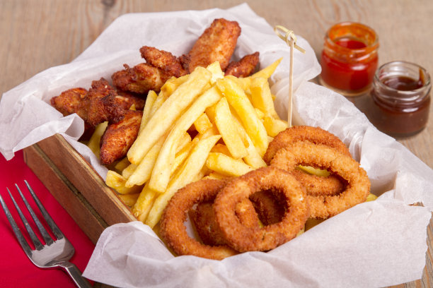炸洋葱，鸡肉，炸鱼和薯条图片下载