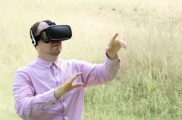 戴着虚拟现实眼镜的人图片下载