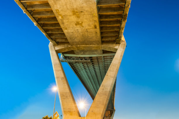 普密蓬公路桥下的暮色图片下载