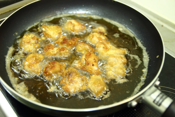 热食用油中的鸡块图片下载