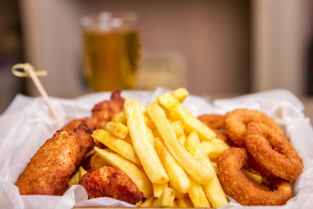 炸洋葱，鸡肉，炸鱼和薯条图片下载
