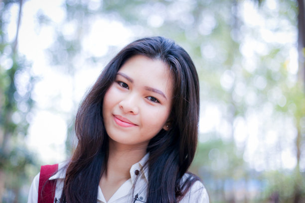 有花园的女孩图片下载