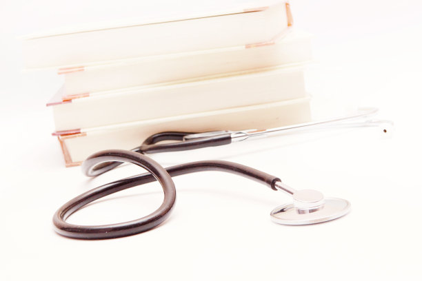 书柜和听诊器图片下载