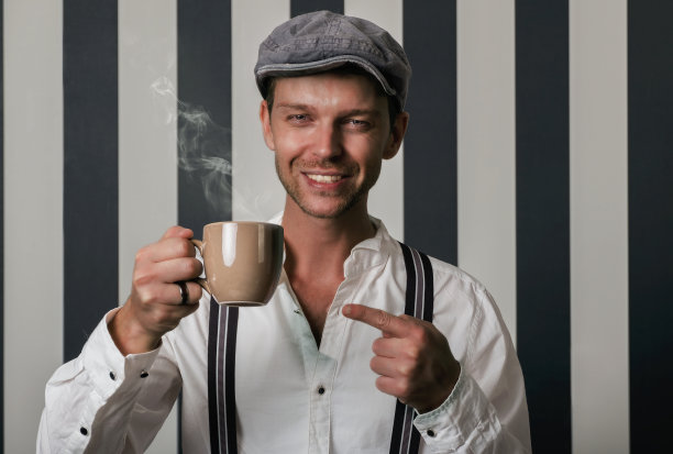拿着咖啡的快乐男人图片下载