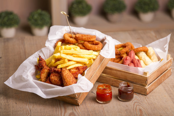 炸洋葱，鸡肉，炸鱼和薯条图片下载