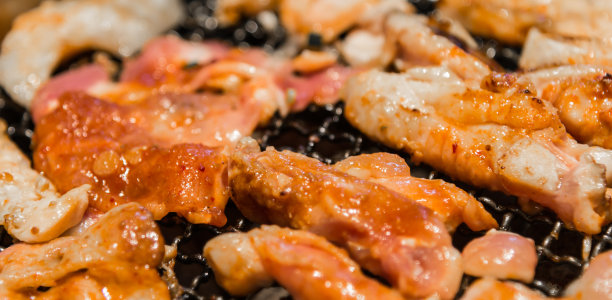 混合肉和鱼的韩式烧烤特写图片下载