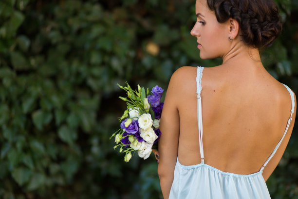 带着花的漂亮女人图片下载