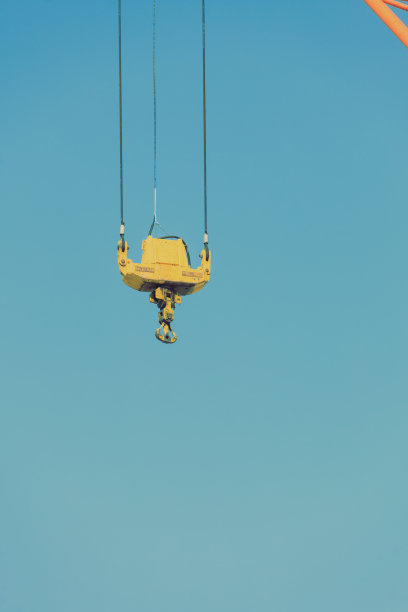 吊车钩在港区和蓝天图片下载