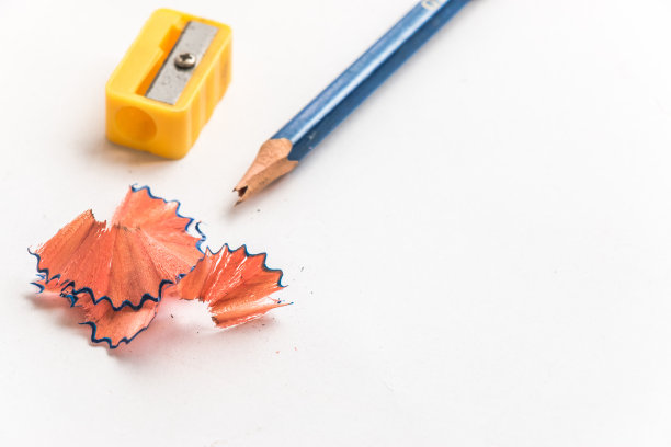 白色背景上的铅笔和卷笔刀图片下载