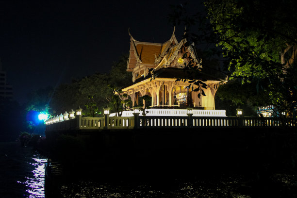 夜晚灯火通明的佛寺。曼谷图片下载